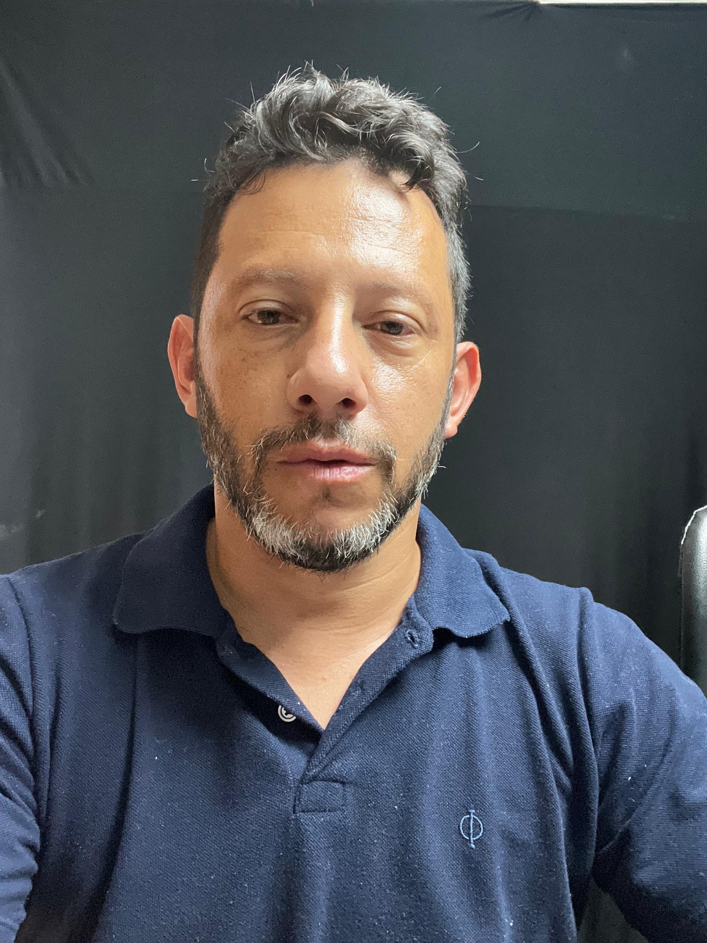 Márcio Monteiro pintando uma paisagem em tela