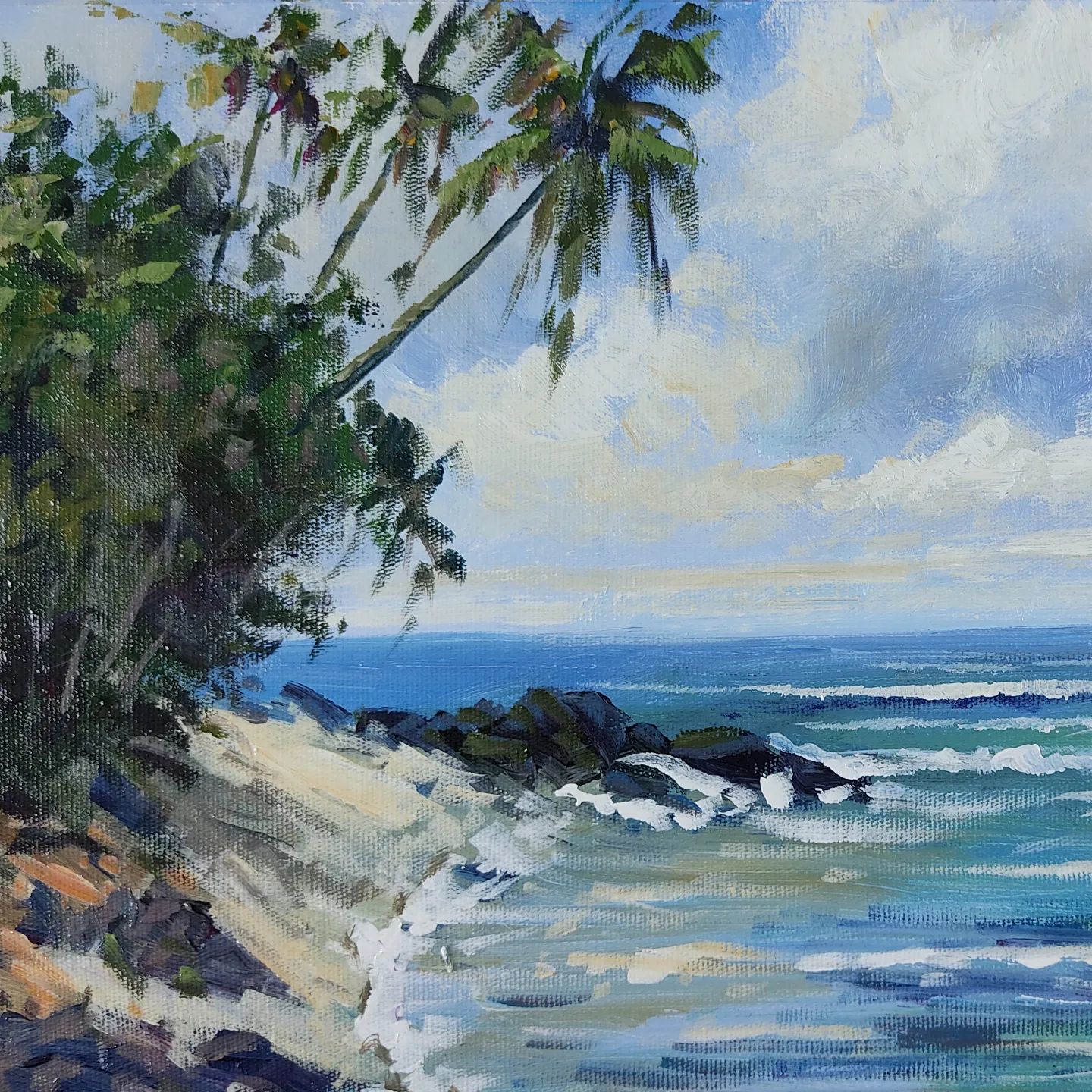 Praia tropical com coqueiros e ondas