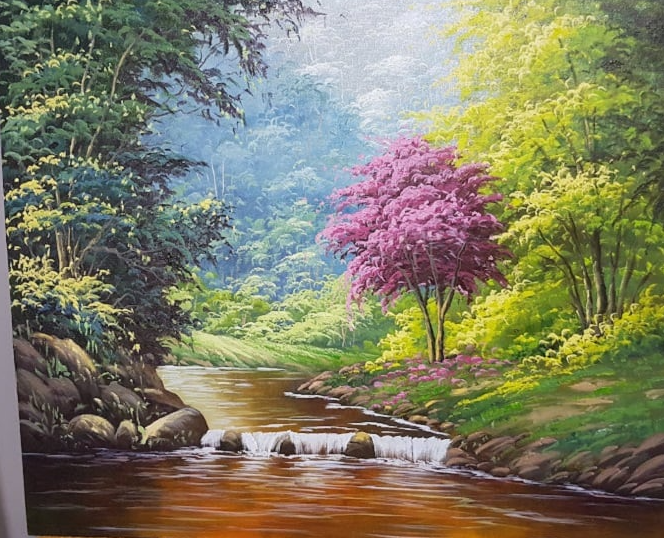Riacho com cascata em mata verde e ipê rosa