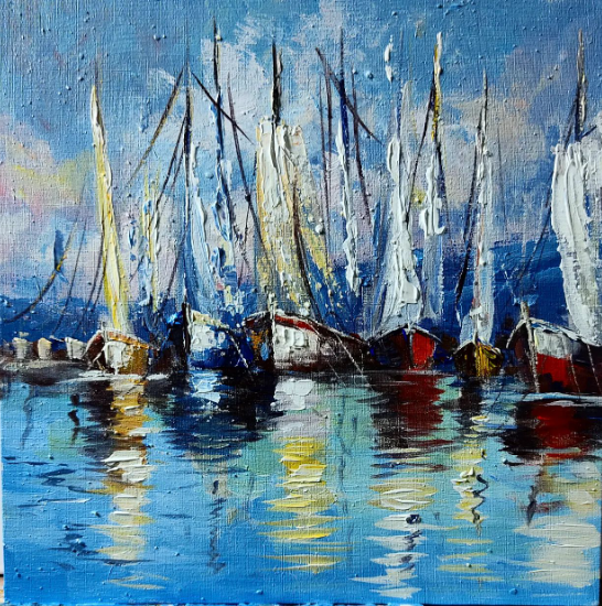 Barcos à vela em porto com reflexos na água